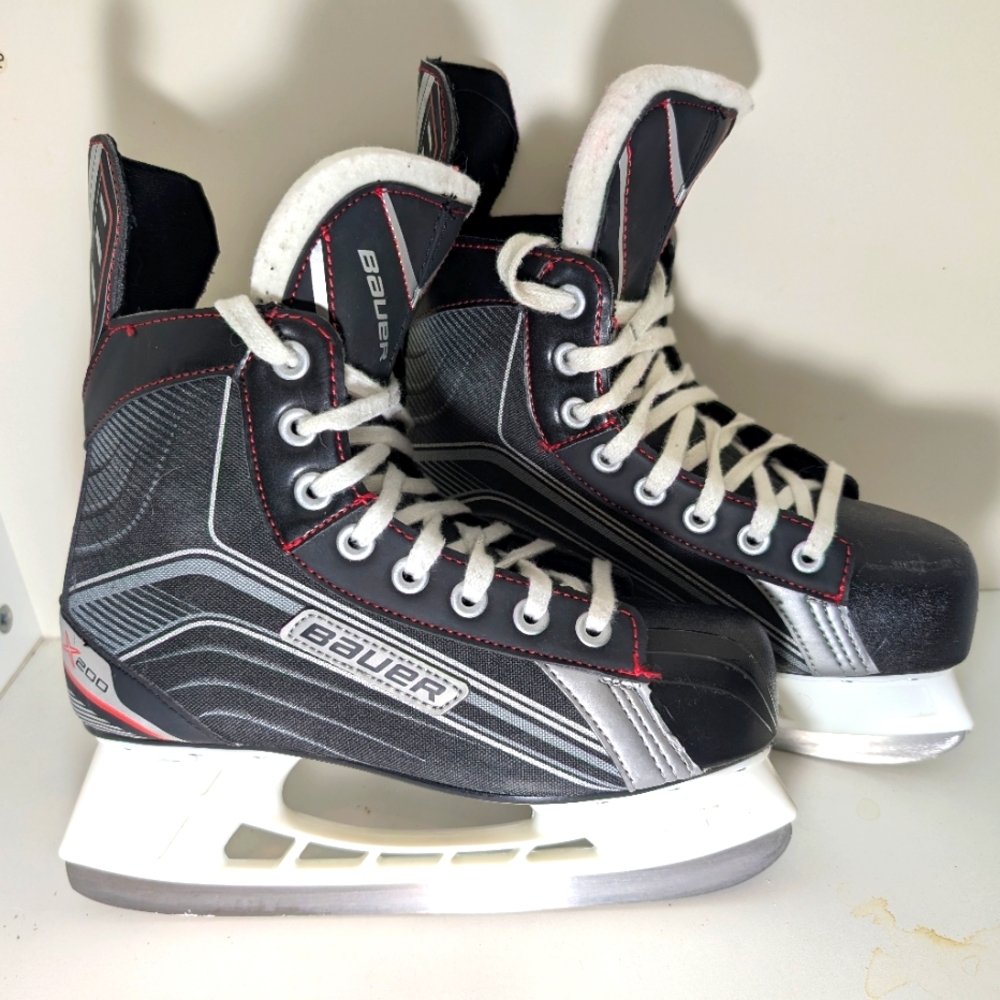 🔥CLEAROUT🔥 New! Size 5R Men's Bauer Vapor X200 Skates (Size 6 Shoe)